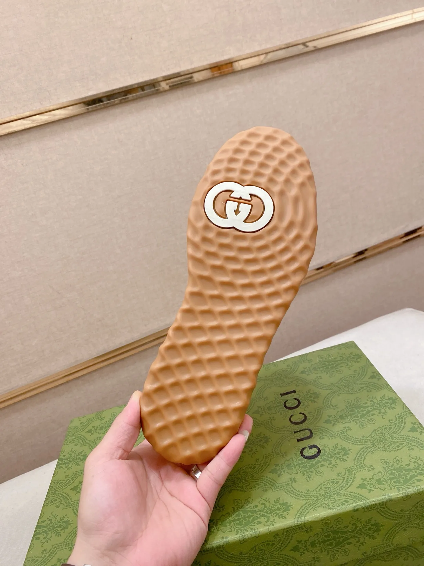 Men's shoes 💰 420 💰 High-quality new GUCCI counters are launched simultaneously. The new men's shoes, 😘fabrics are selected from imported cowhide, and the lining is sheepskin lining. 👍🏿 High-end ☄️ air-cushion molded anti-slip rubber outsole, exquisite lines, simple and elegant, comfortable and high-end for leisure travel. Code number: 38 to 44 (45 can be customized and cannot be returned or exchanged)